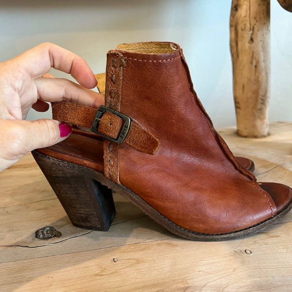Frye sandles